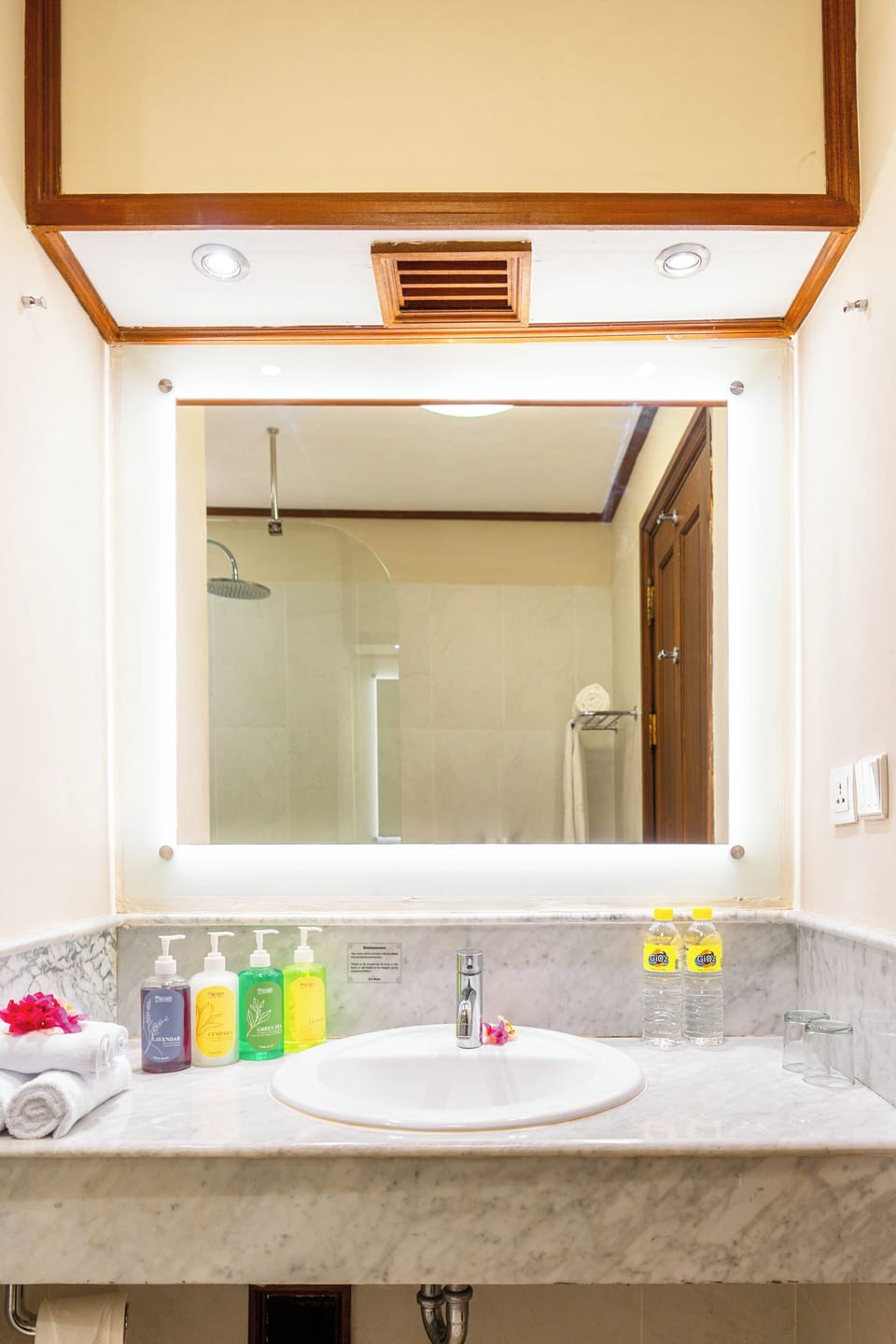 Shower, rainfall showerhead, free toiletries, hair dryer