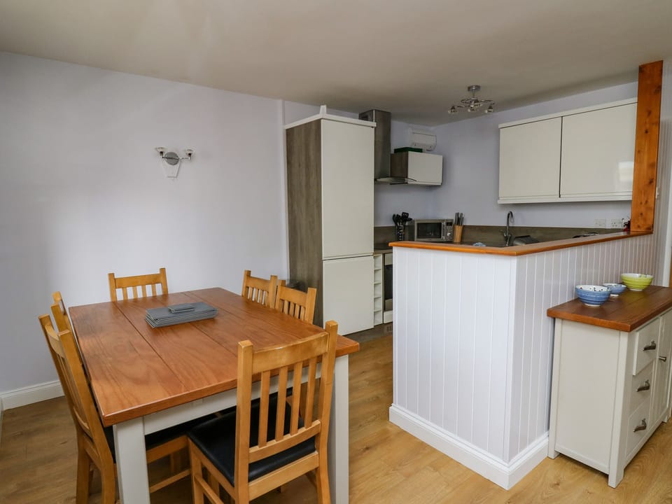 Cottage | Private kitchen | Fridge, electric kettle, toaster, cookware/dishes/utensils
