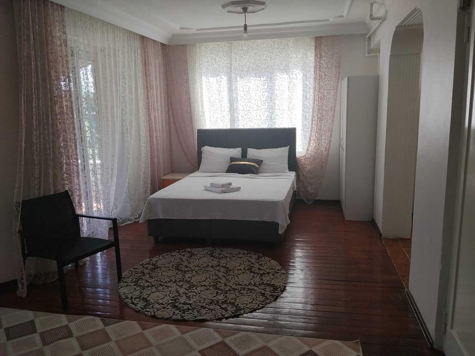 Family Apartment | In-room safe, desk, laptop workspace, WiFi (free)