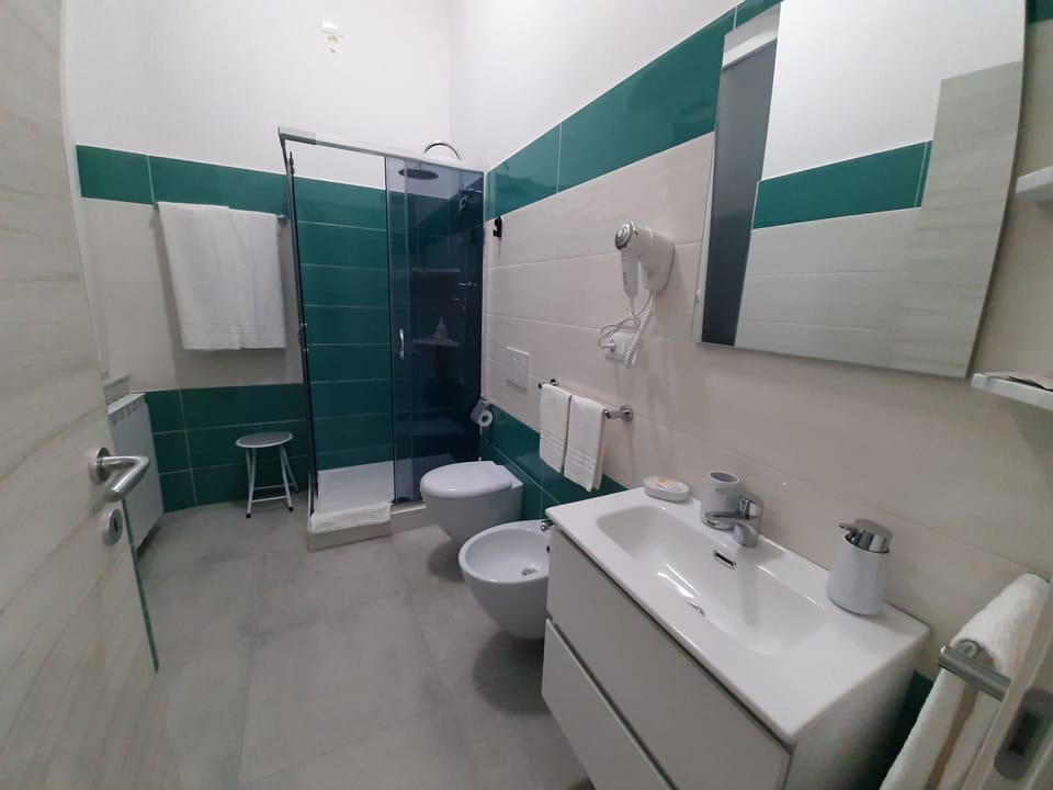 Deluxe Triple Room | Bathroom | Shower, rainfall showerhead, free toiletries, hair dryer