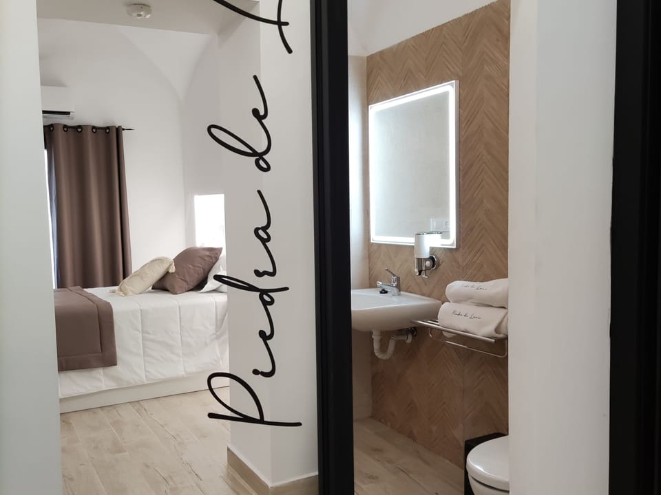 Double Room, Accessible, Non Smoking | Down comforters, free WiFi, bed sheets