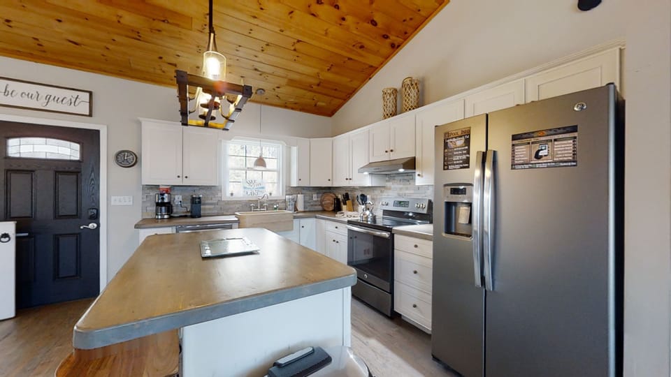House, 3 Bedrooms | Private kitchen | Fridge, oven, coffee/tea maker, toaster