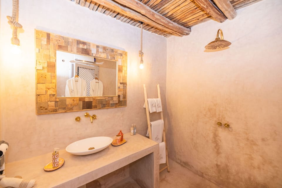 Deluxe Room | Bathroom | Shower, rainfall showerhead, designer toiletries, hair dryer