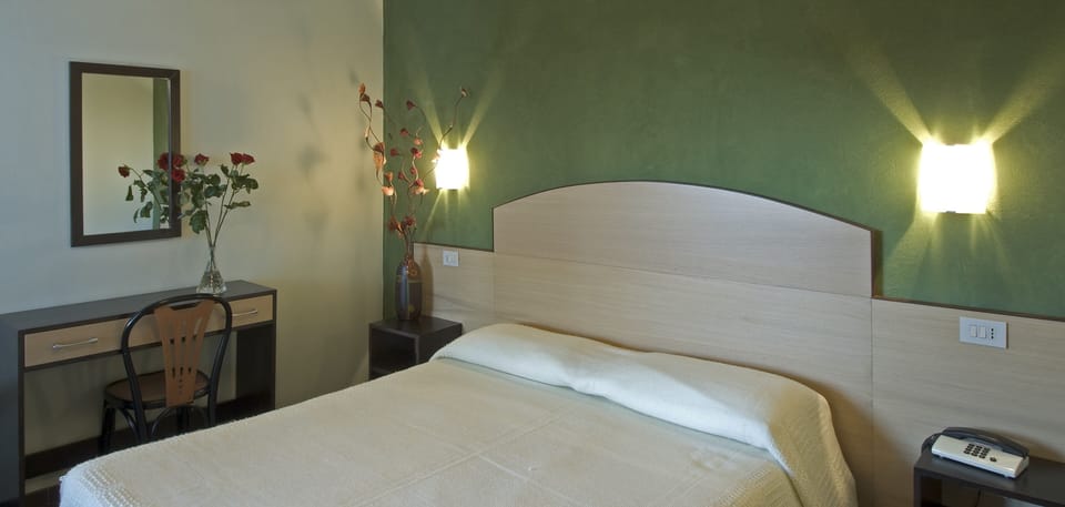Classic Double Room | Desk, free WiFi, bed sheets