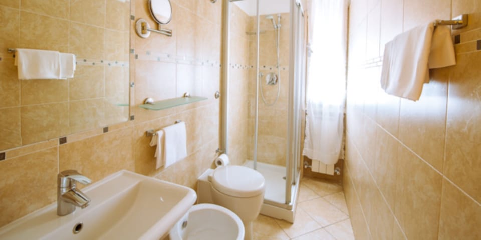 Classic Double Room | Bathroom | Shower, towels, soap, shampoo