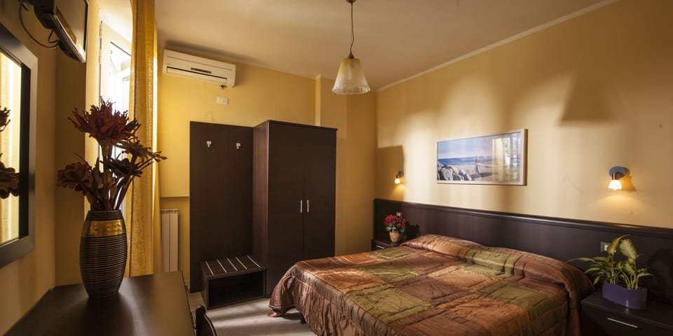 Family Room | Desk, free WiFi, bed sheets