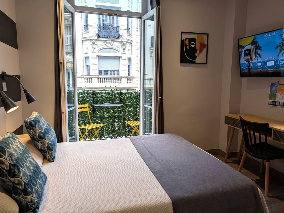 Standard Double Room, 1 Double Bed | Bathroom | Shower, rainfall showerhead, eco-friendly toiletries, hair dryer