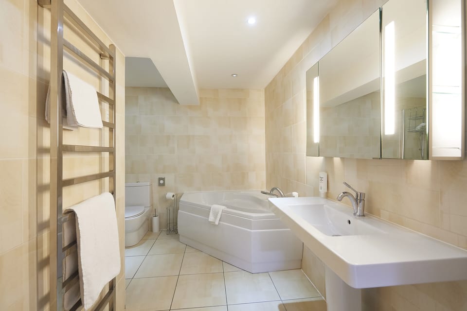 Superior Studio Suite, Balcony | Bathroom