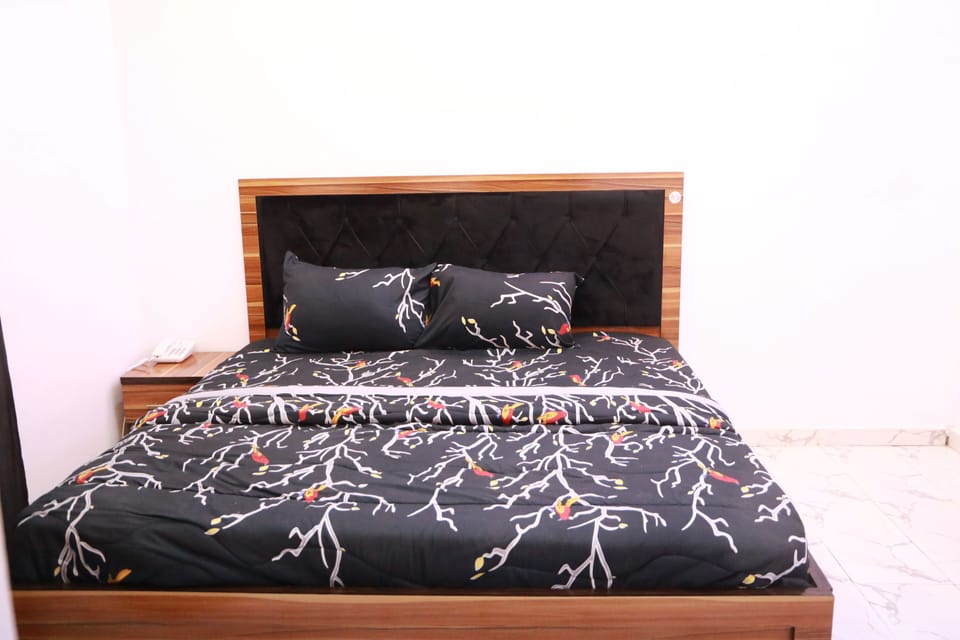 Basic Room | Individually furnished, desk, laptop workspace