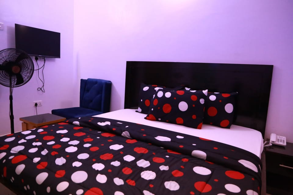 Deluxe Single Room | Individually furnished, desk, laptop workspace