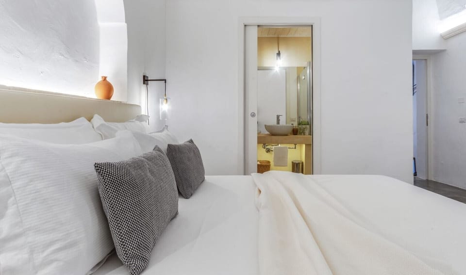 Deluxe Double Room | In-room safe, soundproofing, iron/ironing board, free WiFi