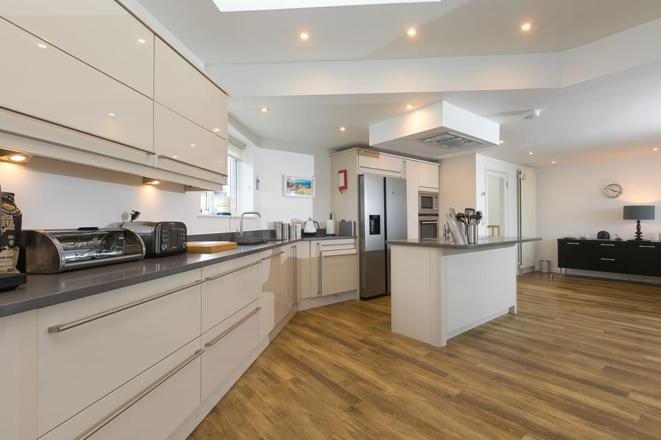 Cottage | Private kitchen | Fridge, dishwasher, electric kettle, cookware/dishes/utensils