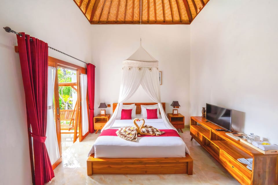 Deluxe Suite | Pillowtop beds, minibar, desk, iron/ironing board