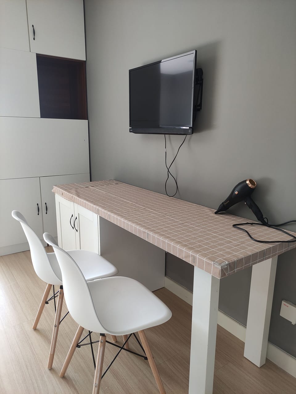 Deluxe Studio Suite | Living area | 40-inch flat-screen TV with digital channels, TV, Netflix
