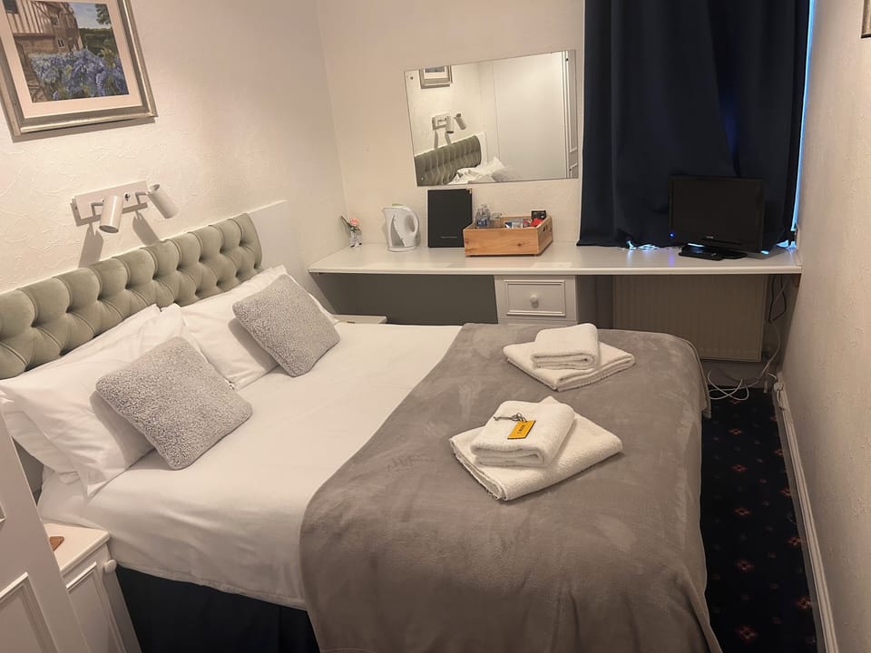 Double Room, Ensuite | Individually furnished, laptop workspace, iron/ironing board, free WiFi