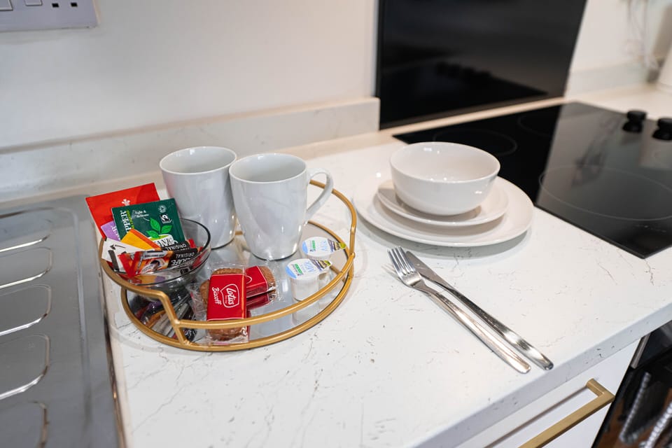 Executive Apartment, Ensuite, City View (Apt 3) | Private kitchen | Mini-fridge, microwave, oven, toaster