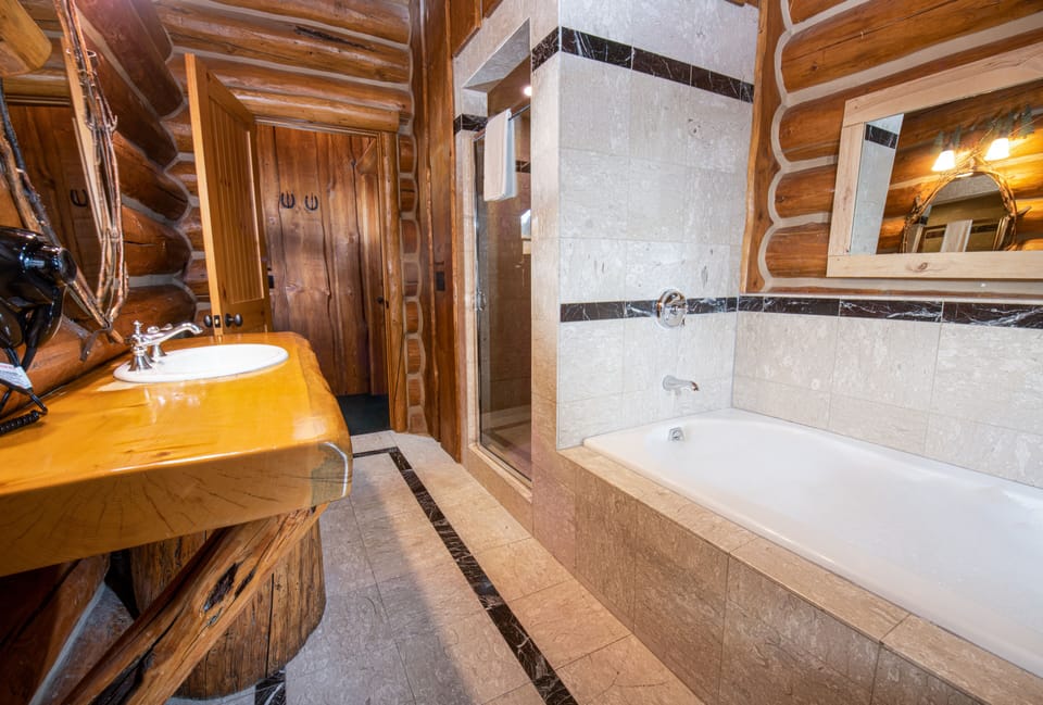 Suite, 1 Bedroom | Bathroom | Free toiletries, hair dryer, towels