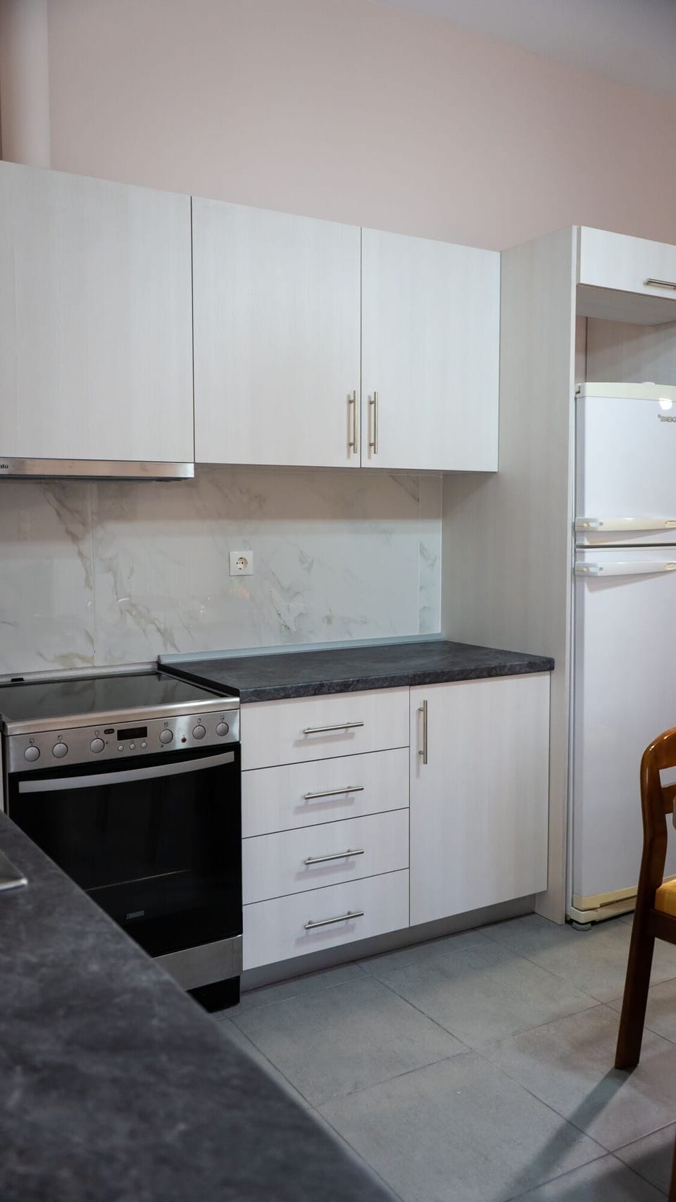 Coffee/tea maker, full-size fridge, oven, stovetop