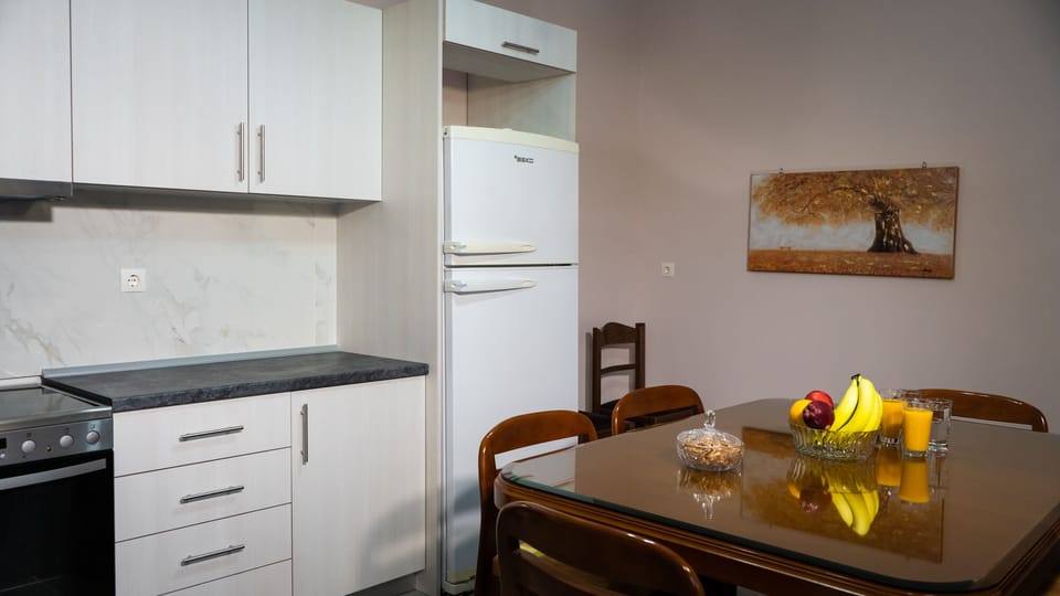Coffee/tea maker, full-size fridge, oven, stovetop