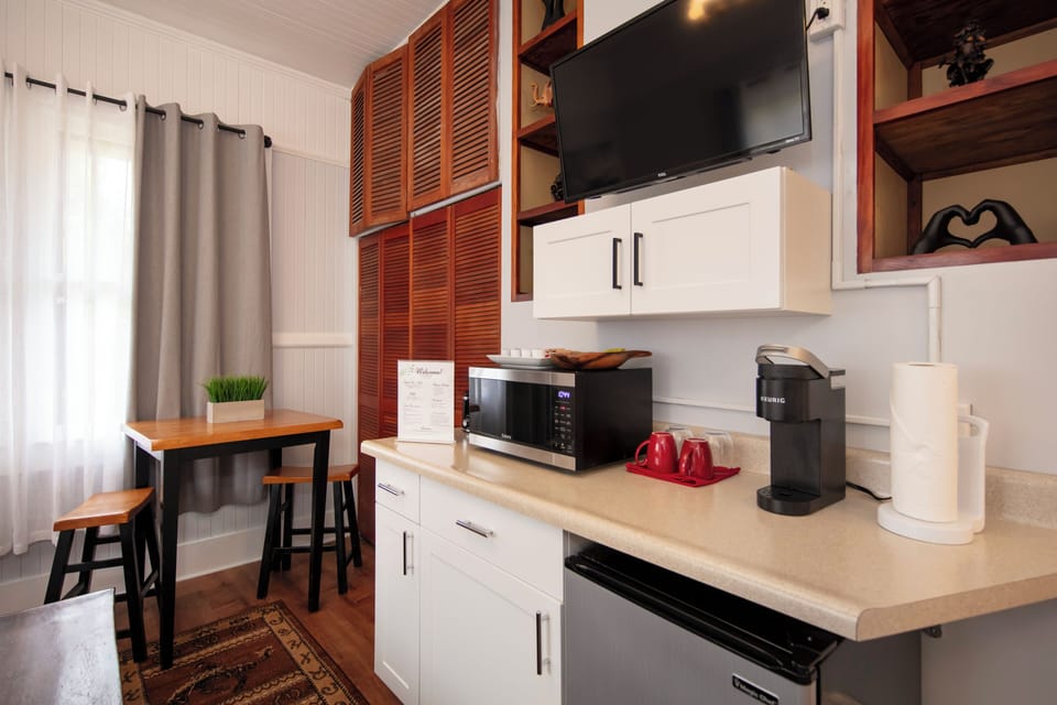 Paniolo #1 Studio: 1 King + Kitchenette, Pvt entrance | 5 bedrooms, hypo-allergenic bedding available, minibar (free items)