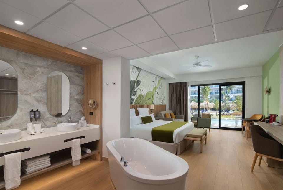 Junior Double Room, Pool Access, Garden View | Bathroom | Free toiletries, hair dryer, bathrobes, slippers