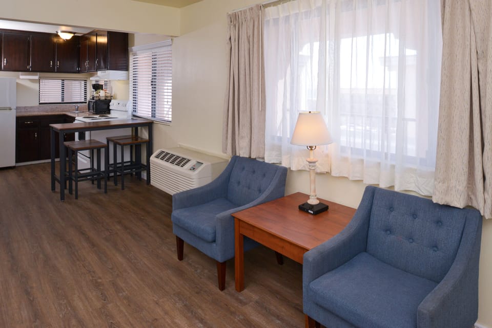 Oversized Suite | Living area | 32-inch flat-screen TV with cable channels, TV