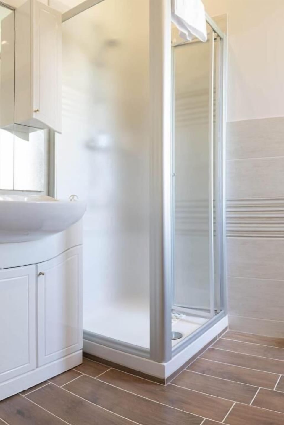 Combined shower/tub, rainfall showerhead, hair dryer, bidet