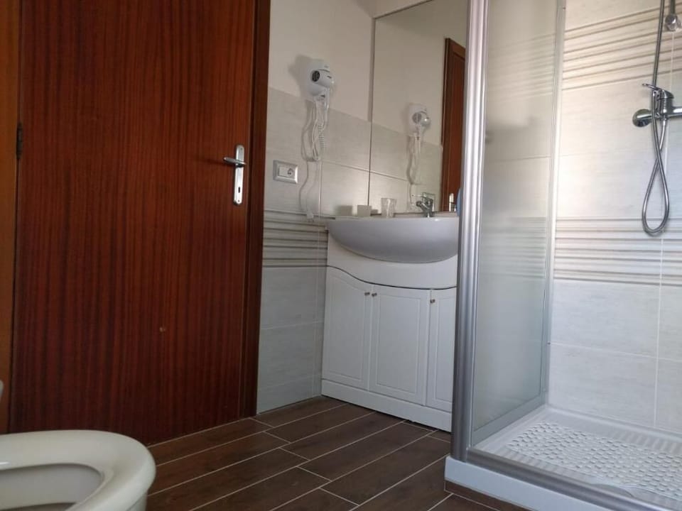 Triple Room, Sea View | Bathroom | Combined shower/tub, rainfall showerhead, hair dryer, bidet