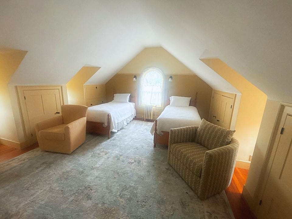 Deerfield Suite | Premium bedding, WiFi (free), individually decorated