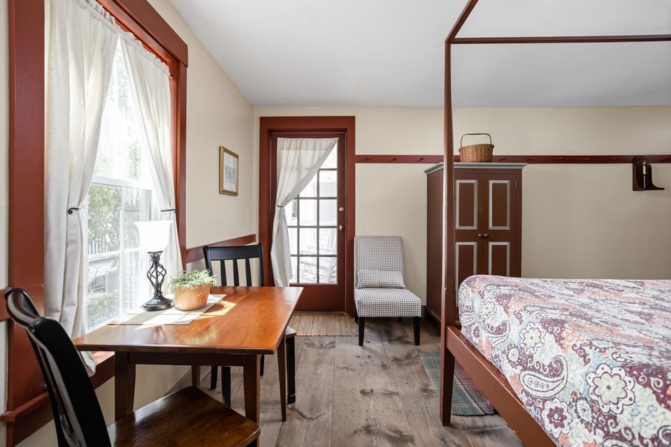 Deluxe Room, 1 Queen Bed, Balcony | Iron/ironing board, free WiFi, bed sheets