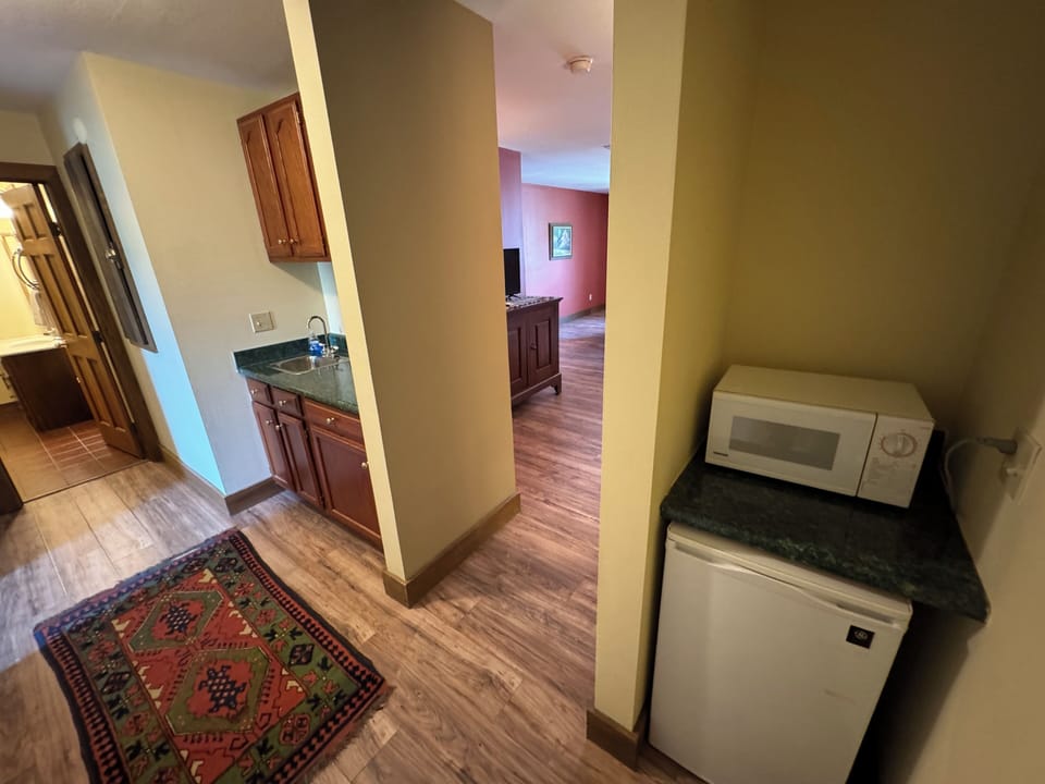 Premium Suite, 1 Queen Bed | Private kitchenette