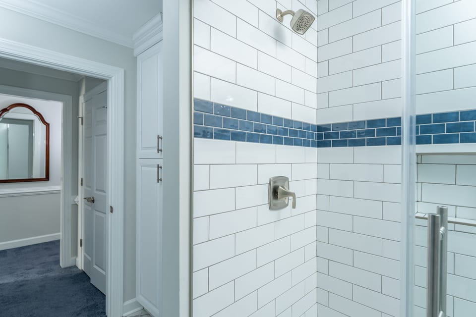 Deluxe Room, 1 King Bed | Bathroom | Free toiletries, hair dryer, towels, soap
