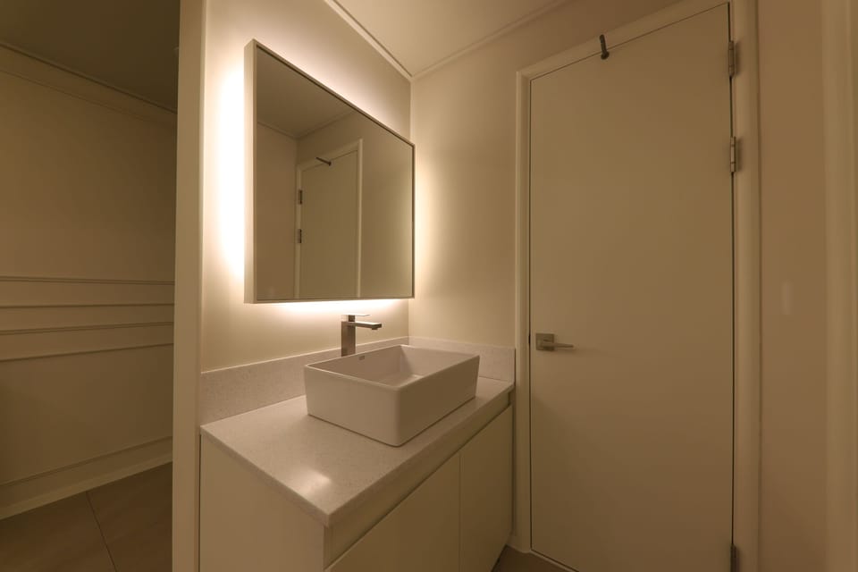 Family Room | Bathroom | Shower, rainfall showerhead, free toiletries, hair dryer