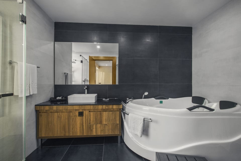 Royal Room | Bathroom | Combined shower/tub, hair dryer, bathrobes, slippers