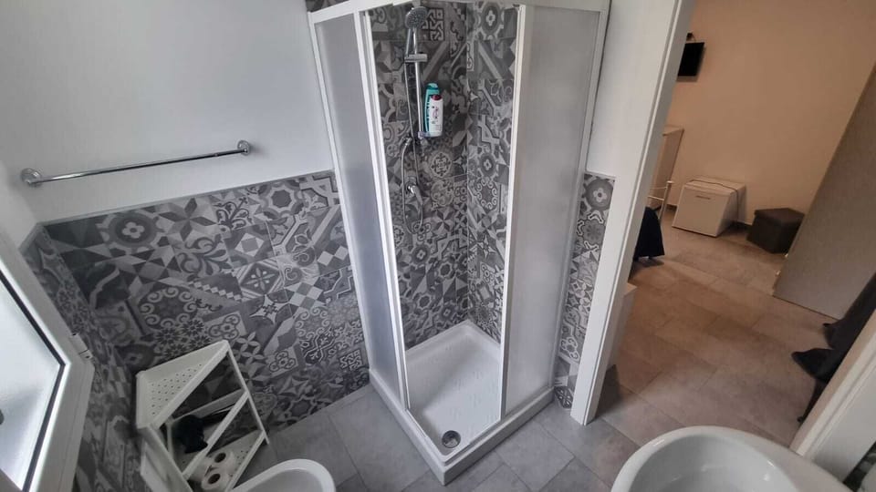 Standard Room, 1 Double Bed | Bathroom | Shower, towels