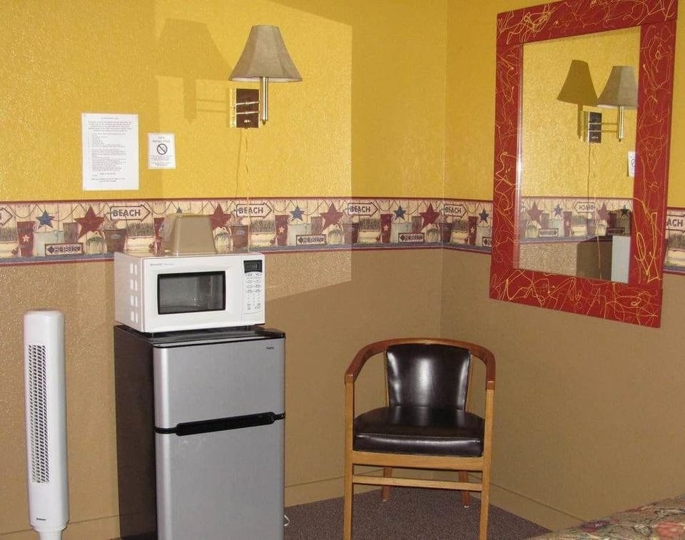 Standard Room, 1 Queen Bed, Non Smoking | Free WiFi, bed sheets, alarm clocks, wheelchair access