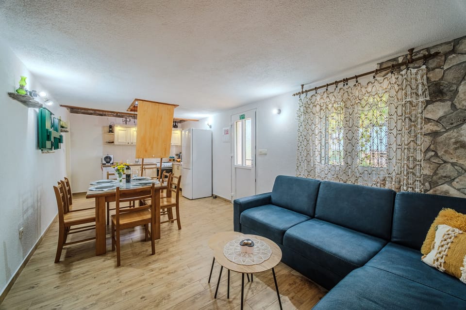 House | Living area | 34-inch Smart TV with cable channels, TV, fireplace