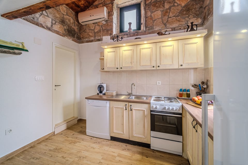 House | Private kitchen | Fridge, microwave, oven, stovetop