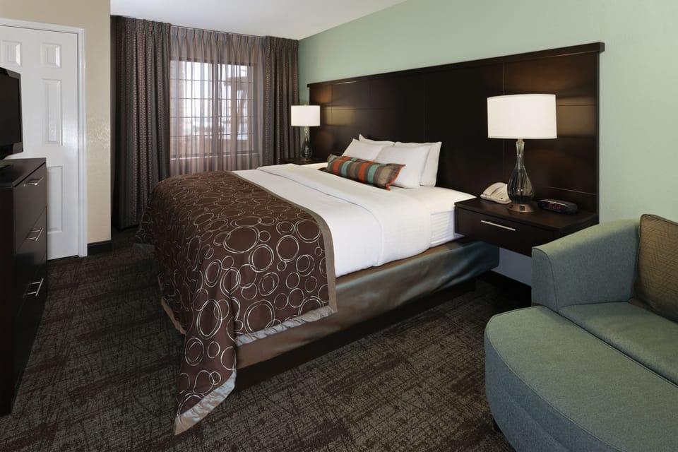 Egyptian cotton sheets, premium bedding, pillowtop beds, desk