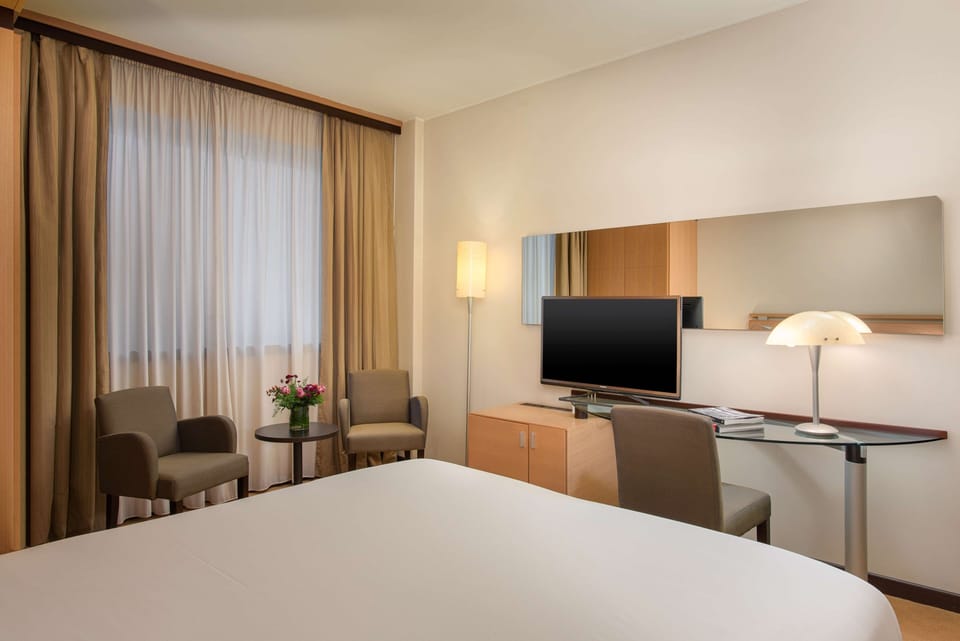Down comforters, minibar, in-room safe, desk