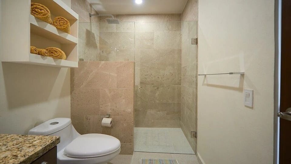 Comfort Loft | Bathroom | Shower, towels