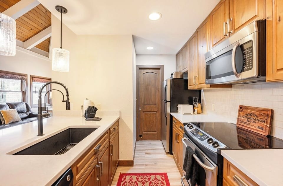 Condo, Multiple Beds, Pool Access, City View | Private kitchen | Fridge, microwave, oven, stovetop