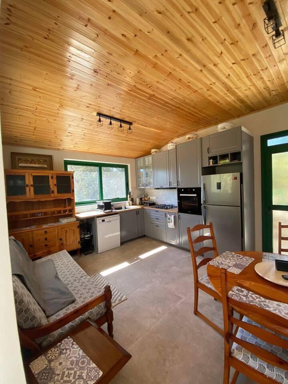 House | Private kitchen | Fridge, microwave, oven, stovetop