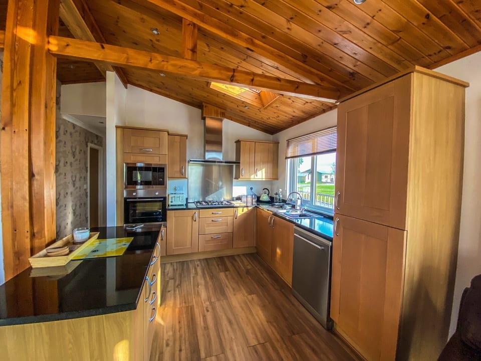 Cabin | Private kitchen | Fridge, microwave, oven, stovetop