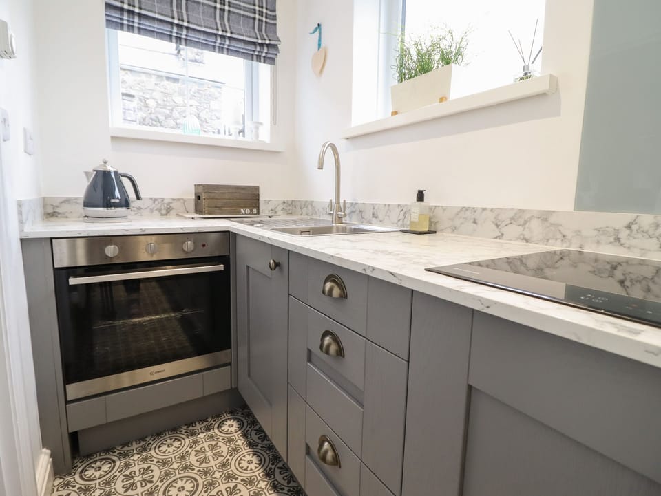 Cottage | Private kitchen | Fridge, electric kettle, toaster, cookware/dishes/utensils