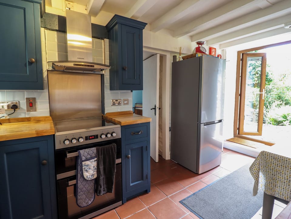 Cottage | Private kitchen | Fridge, dishwasher, electric kettle, toaster