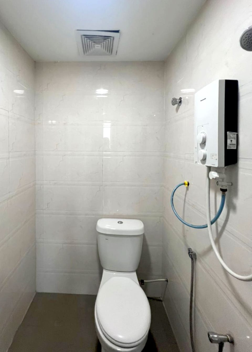 Basic Triple Room | Bathroom | Shower, free toiletries, towels