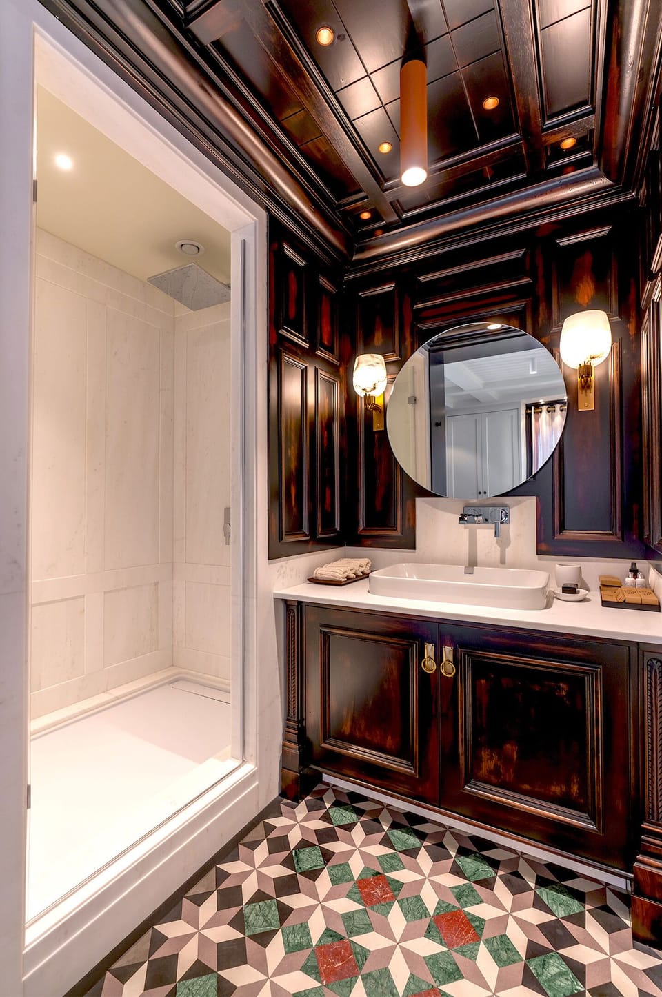 Premium Room | Bathroom | Shower, rainfall showerhead, free toiletries, hair dryer