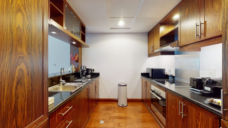 Executive Apartment | Private kitchen | Fridge, microwave, oven, stovetop