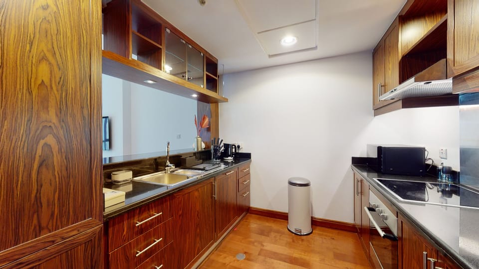 Executive Apartment | Private kitchen | Fridge, microwave, oven, stovetop